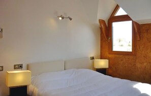 1 bedroom, travel crib, free WiFi, bed sheets