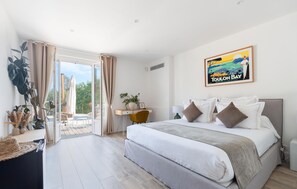 11 bedrooms, travel cot, free WiFi, bed sheets - 10 bedroom amazing home in Le Pradet (Le Pradet)