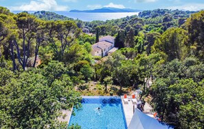 Een verwarmd zwembad