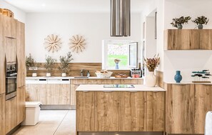 Een koelkast, een oven, een kookplaat, een vaatwasser