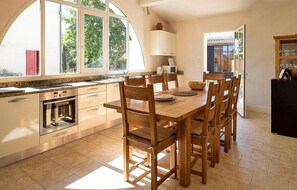 Kjøleskap, ovn, kokeplater og oppvaskmaskin