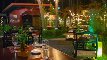 4 restaurantes; se sirve cocina americana