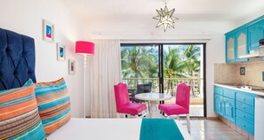 Sengetøy av topp kvalitet, safe på rommet og blendingsgardiner