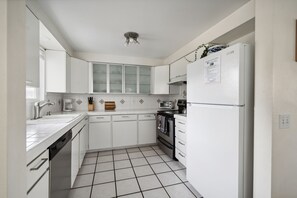 Dishwasher - Hood Haven ~ Cozy 2-bedroom house in charming Downtown Hood River (Hood River)