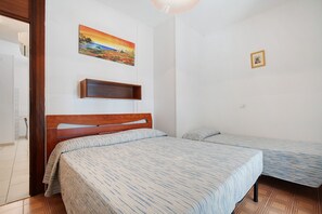 2 bedrooms, iron/ironing board, bed sheets