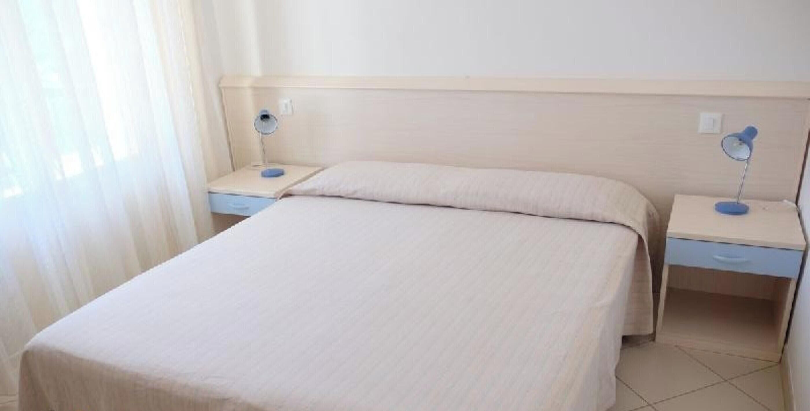 1 bedroom, bed sheets