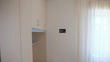 1 bedroom, bed sheets