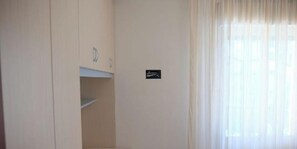 1 bedroom, bed sheets