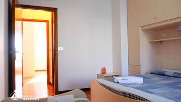 3 habitaciones, tabla de planchar con plancha, wifi y ropa de cama