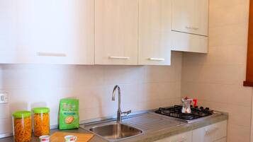 Frigorifero, microonde, piano cottura, lavastoviglie