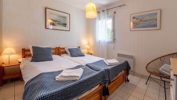 1 bedroom, bed sheets