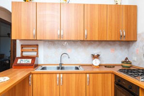 Fridge, oven, stovetop, coffee/tea maker