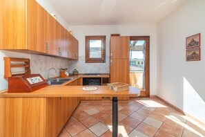 Fridge, oven, stovetop, coffee/tea maker
