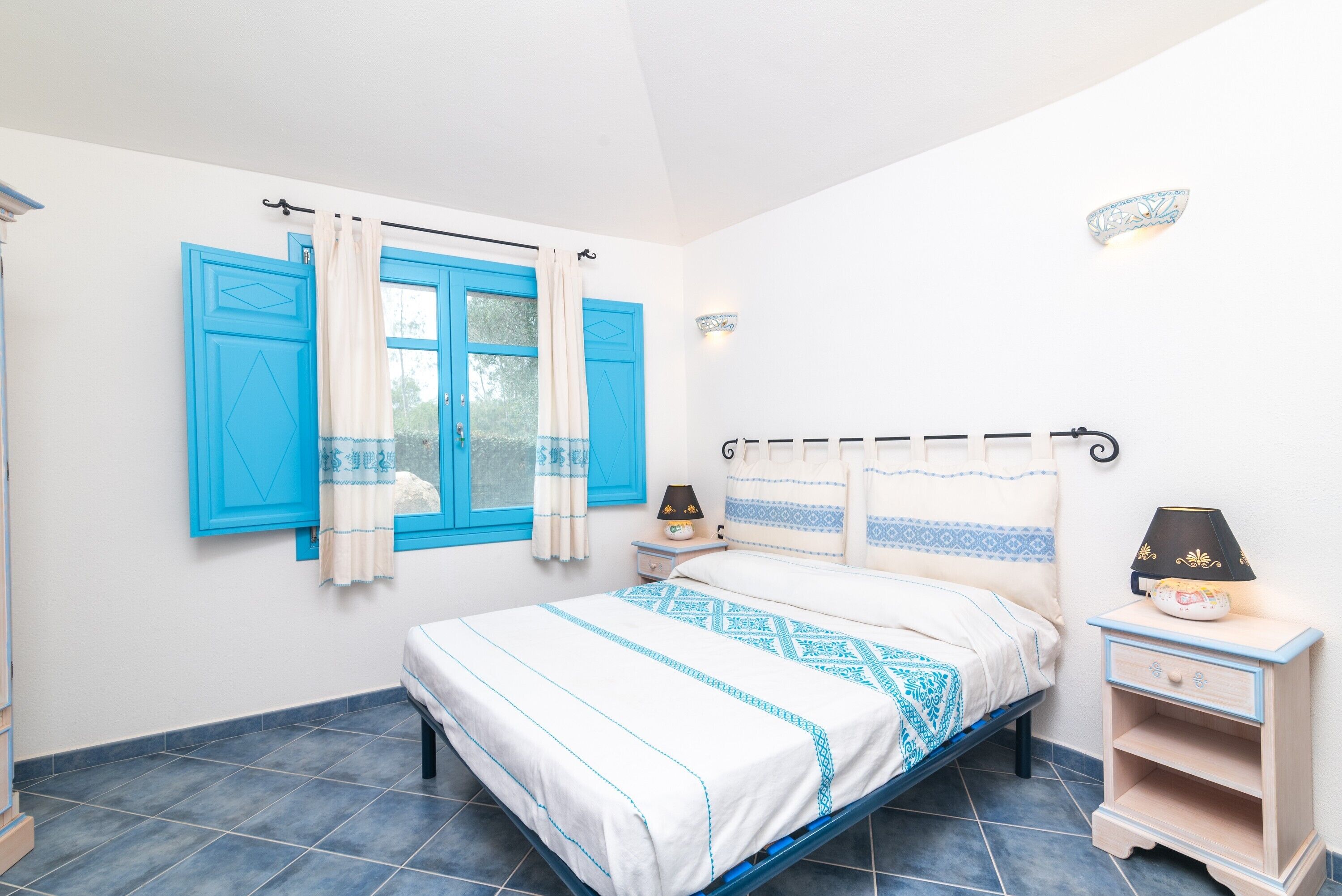2 habitaciones, tabla de planchar con plancha y ropa de cama 