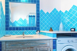 Suihku, hiustenkuivaaja, pyyhkeet