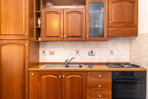Fridge, stovetop, coffee/tea maker, electric kettle