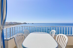 Outdoor dining - Apartment 'Apartamento Moderno' with Sea View, Wi-Fi and Air Conditioning (Almuñecar)