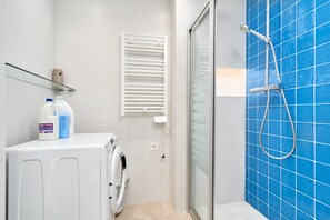 Shower, hair dryer, towels - Apartment 'Apartamento Moderno' with Sea View, Wi-Fi and Air Conditioning (Almuñecar)