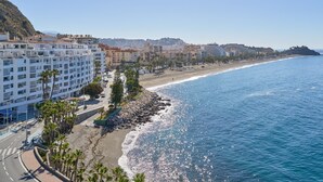 A coastal cityscape with a beach, buildings, and a clear sky. - Apartment 'Apartamento Moderno' with Sea View, Wi-Fi and Air Conditioning (Almuñecar)