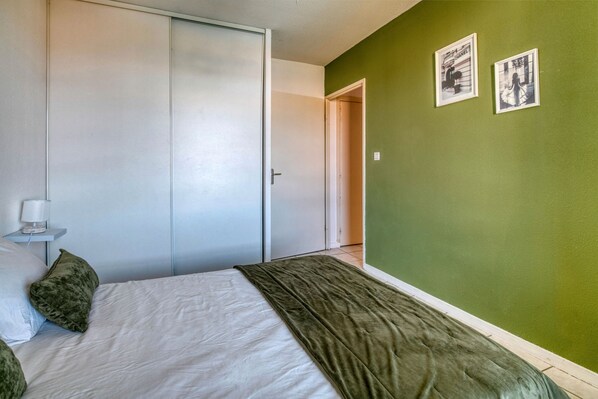 1 habitación, tabla de planchar con plancha, wifi gratis y ropa de cama