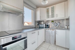 Een koelkast, een microgolfoven, een oven, een kookplaat