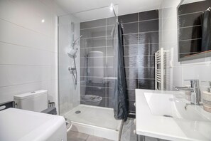Shower, hair dryer, towels