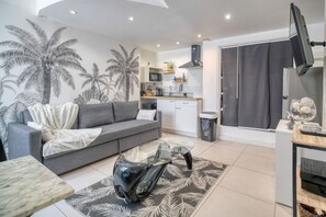 TV - Holiday Apartment "Toulouse Gare Et Métro 3mn À Pied" with Wi-Fi (Toulouse)