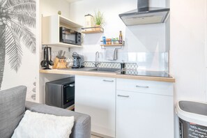 Réfrigérateur, micro-ondes, four, plaque de cuisson