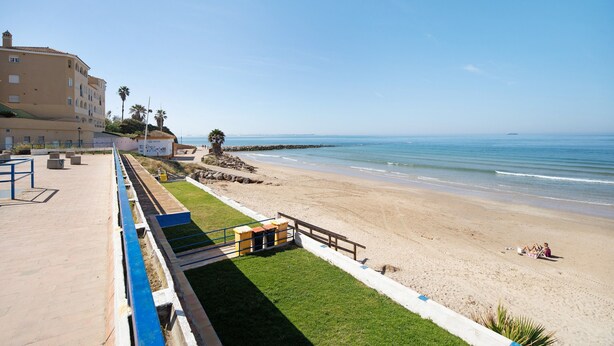 A beach with a building, a grassy area, and a railing. - Holiday Home 'Goleta' with Private Pool, Wi-Fi and Air Conditioning (El Puerto de Santa María)