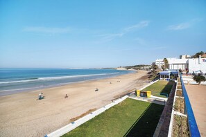 Una spiaggia nelle vicinanze