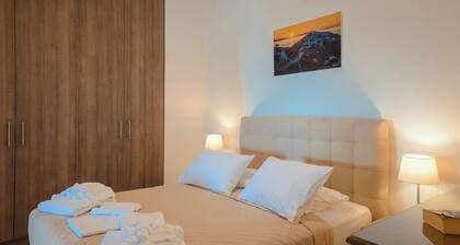 Apartamento 'White and Black Suites Superior' con vistas al mar, Wi-Fi y aire acondicionado.