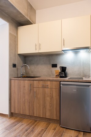 Refrigerador, parrilla de estufa, cafetera y tetera y tetera eléctrica 