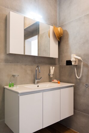 Regadera, secadora de cabello, toallas 