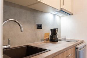 Réfrigérateur, plaque de cuisson, cafetière/bouilloire