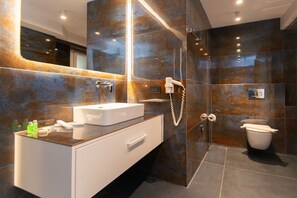 Chuveiro, secador de cabelo, toalhas de banho 