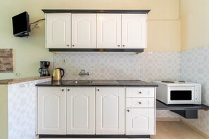 Fridge, oven, stovetop, coffee/tea maker
