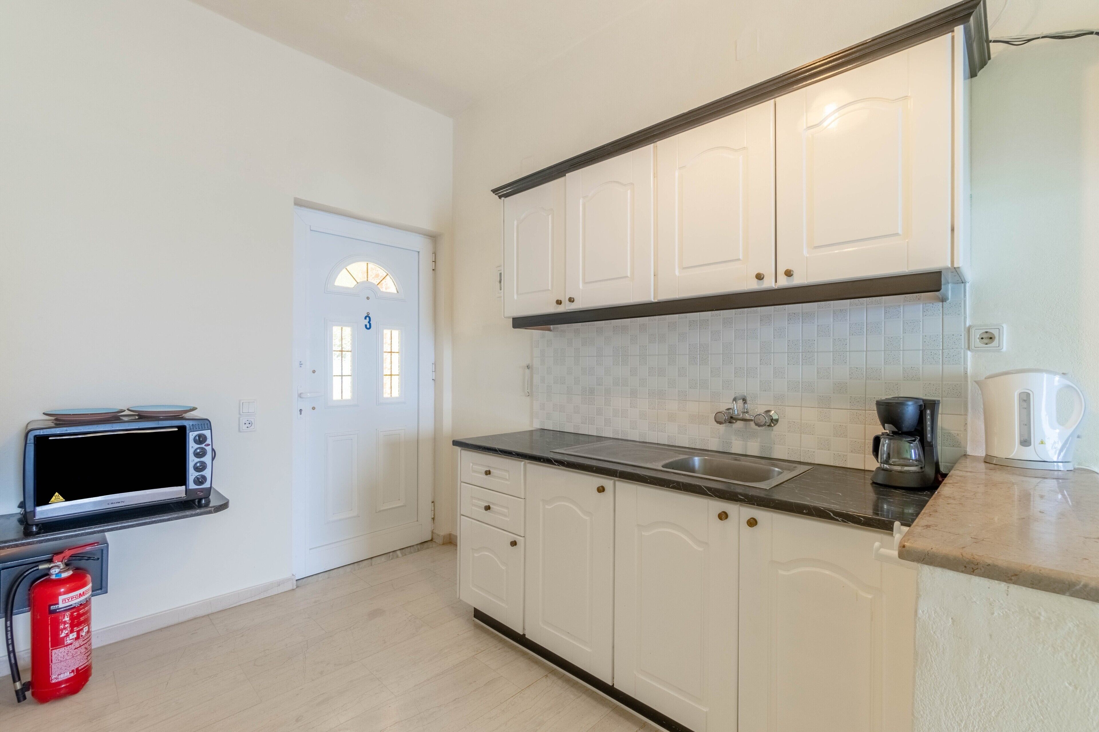 Réfrigérateur, four, plaque de cuisson, cafetière/bouilloire