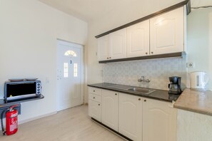 Fridge, oven, stovetop, coffee/tea maker - Studio Apartment 'Nikos Seaside  5' with Sea View, Wi-Fi and Air Conditioning (??????a)