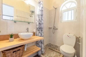 Shower, towels - Studio Apartment 'Nikos Seaside  5' with Sea View, Wi-Fi and Air Conditioning (??????a)