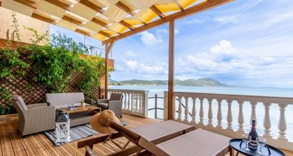 Apartment 'Nikos Seaside' with Sea View, Wi-Fi and Air Conditioning