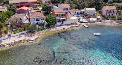 Appartement 'Nikos Seaside' avec vue sur la mer, Wi-Fi et climatisation