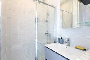 Shower, hair dryer, towels - Villa 'Oasis Tropicale A Cleguerec' with Private Terrace, Private Garden and Wi-Fi (CLEGUEREC)