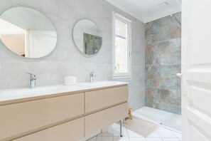 Regadera, amenidades de baño gratuitas, secadora de cabello, toallas 
