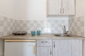 Frigorífico, placa de cocina, cafetera o tetera y hervidor eléctrico