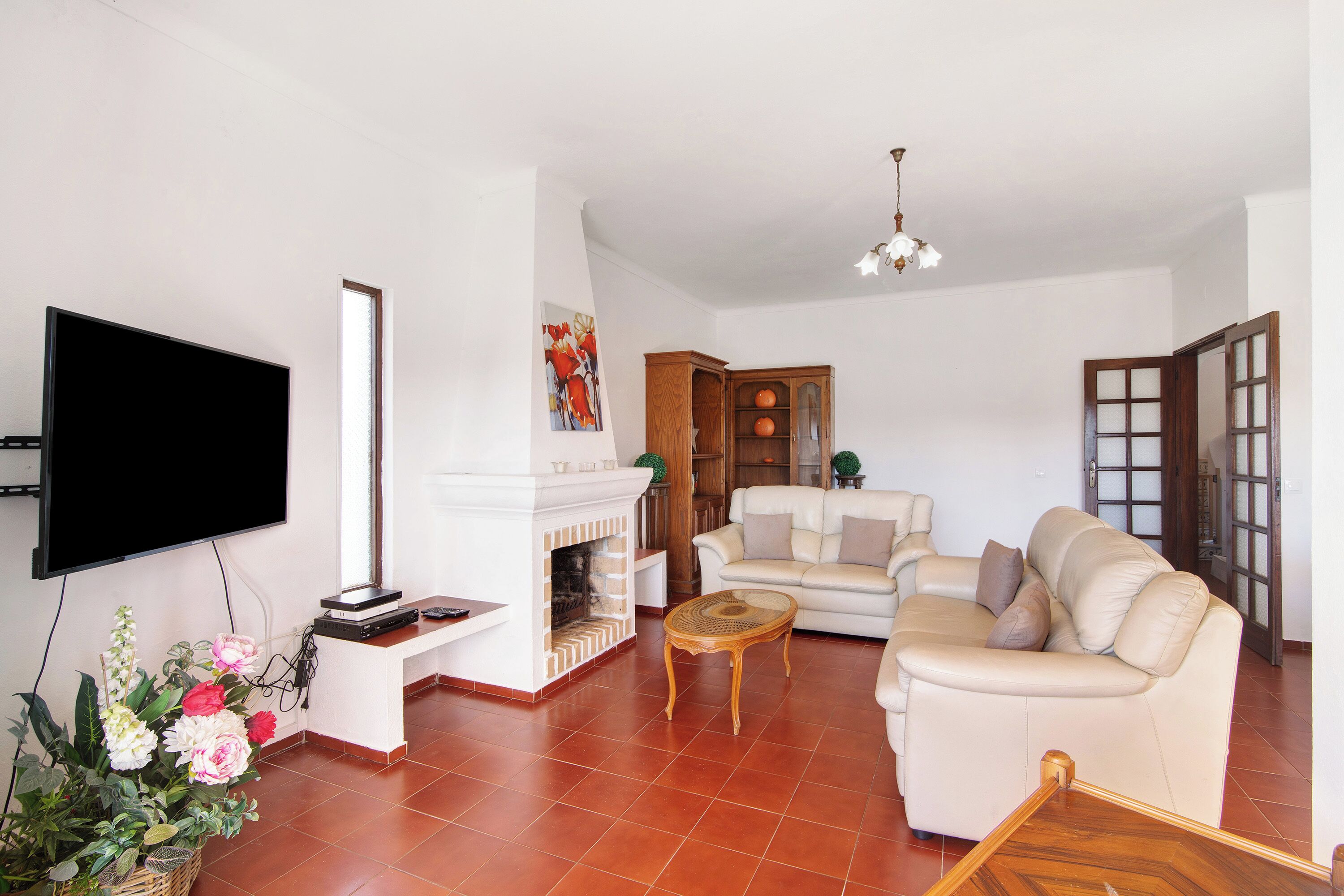 Televisión y chimenea 