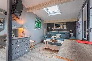 TV - Studio Apartment "404" with Shared Pool, Private Terrace & Wi-Fi (Le muy)