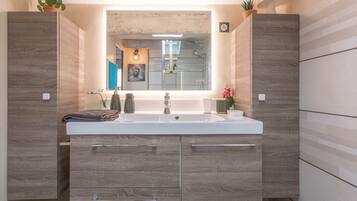 Dusche, Haartrockner, Handtücher