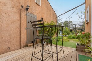 Terrace/patio - Studio Apartment "404" with Shared Pool, Private Terrace & Wi-Fi (Le muy)
