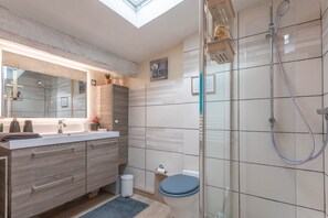 Shower, hair dryer, towels - Studio Apartment "404" with Shared Pool, Private Terrace & Wi-Fi (Le muy)