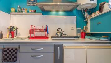 冰箱、微波炉、烤箱、炉灶